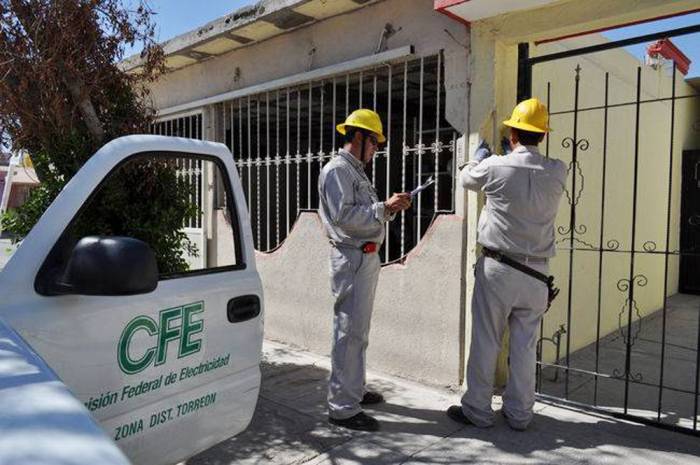 Retienen a empleados de CFE por mal servicio