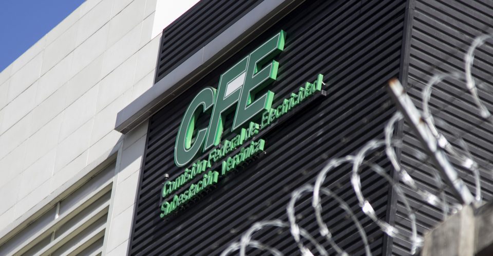 CFE consigue calificación negativa por la Estándar & Poor’s